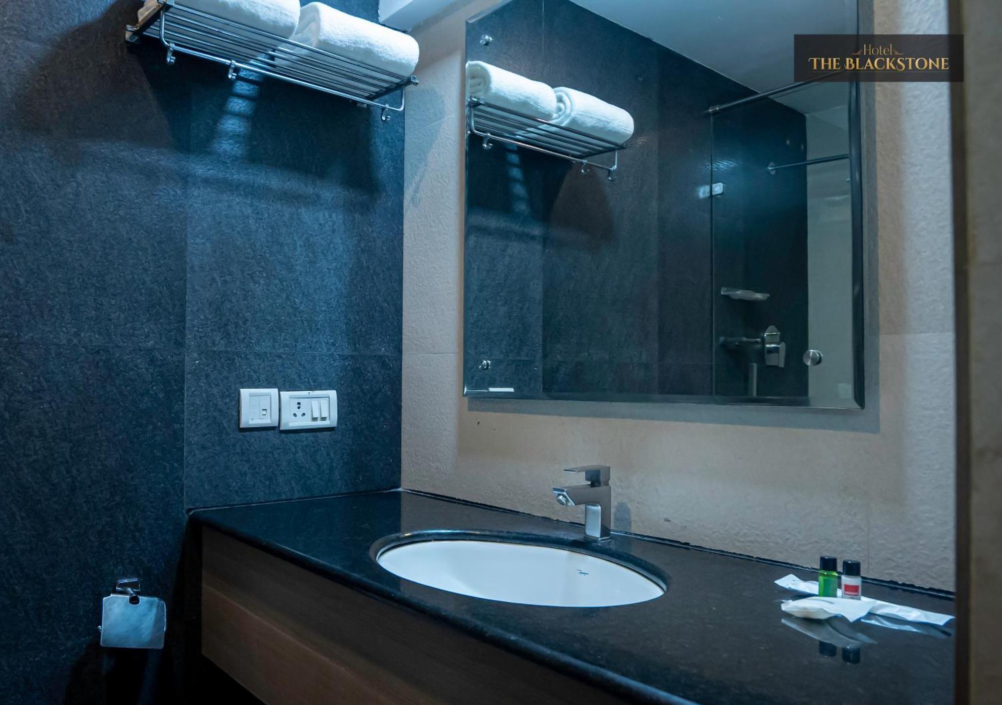 Hotel The Black Stone Бангалор Екстериор снимка